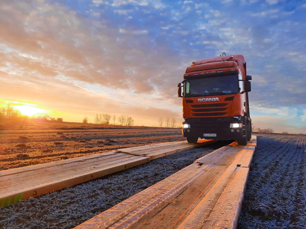 Drewniane płyty drogowe na wynajem – niezawodne wsparcie placów budowy