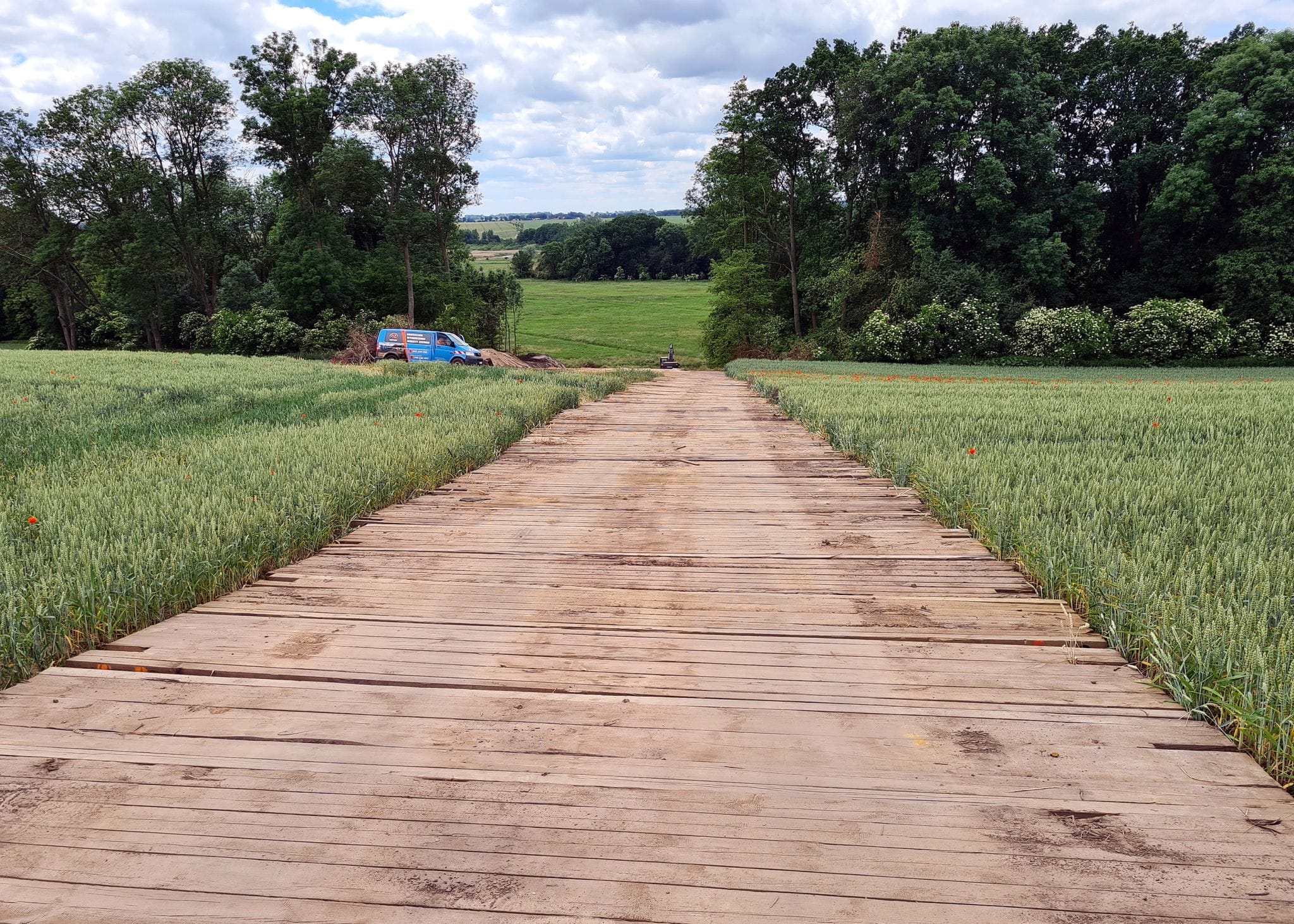 droga z drewnianych płyt