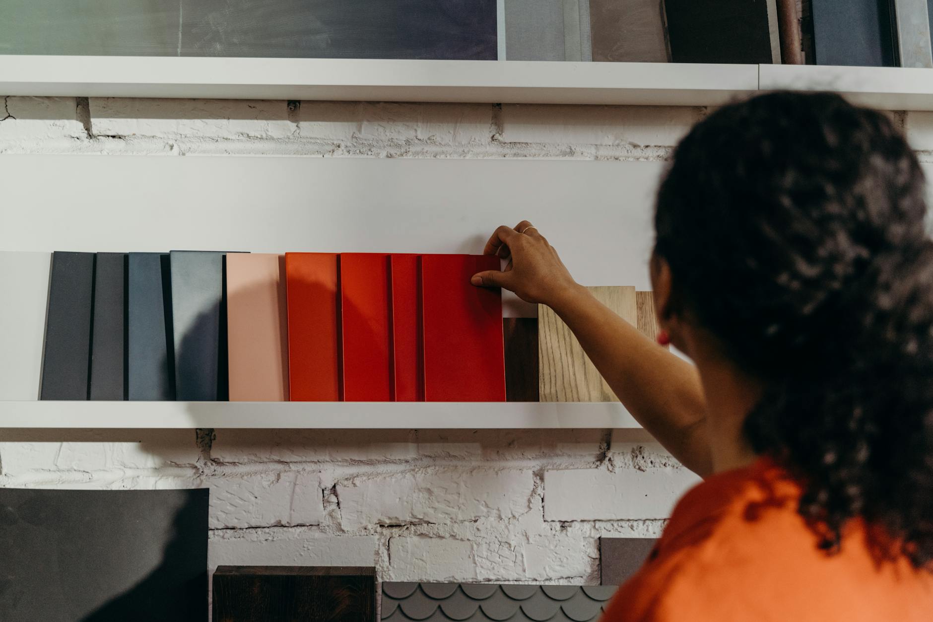 Kobieta wybiera próbki kolorów bejcy do drewna w salonie