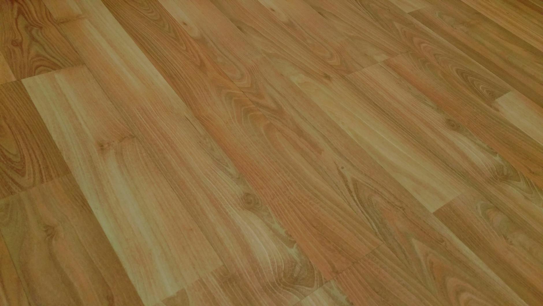 Zbliżenie na naturalną drewnianą podłogę z wyraźnym usłojeniem