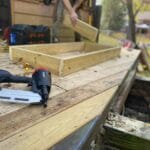 Jaki przekrój legarów pod taras: 45×70 czy 50×100, porównanie w różnych rozstawach Budowa tarasu z legarów drewnianych z użyciem gwoździarki