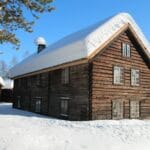 Ocieplenie dawnych domów: mchy, glina, trociny i ich skuteczność w praktyce Drewniana chata wśród śniegu, zimowy krajobraz dawniczego budownictwa