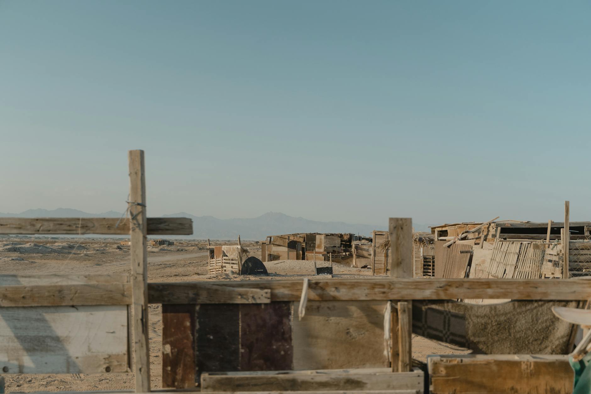 Budownictwo drewniane w czasach PRL: baraki, domki i powrót do tradycji Drewniane baraki na pustynnym terenie pod czystym niebem