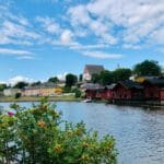 Drewniane domy w Polsce: skąd ta tradycja? Drewniane domy nad rzeką w północnym mieście