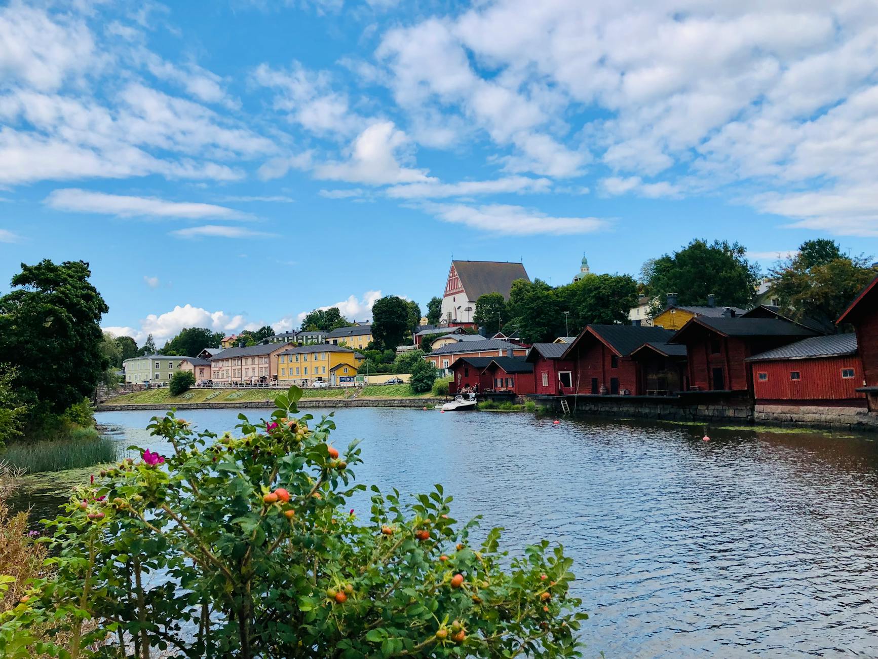 Drewniane domy nad rzeką w północnym mieście