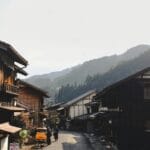 Drewniane domy w górskiej tradycyjnej wiosce