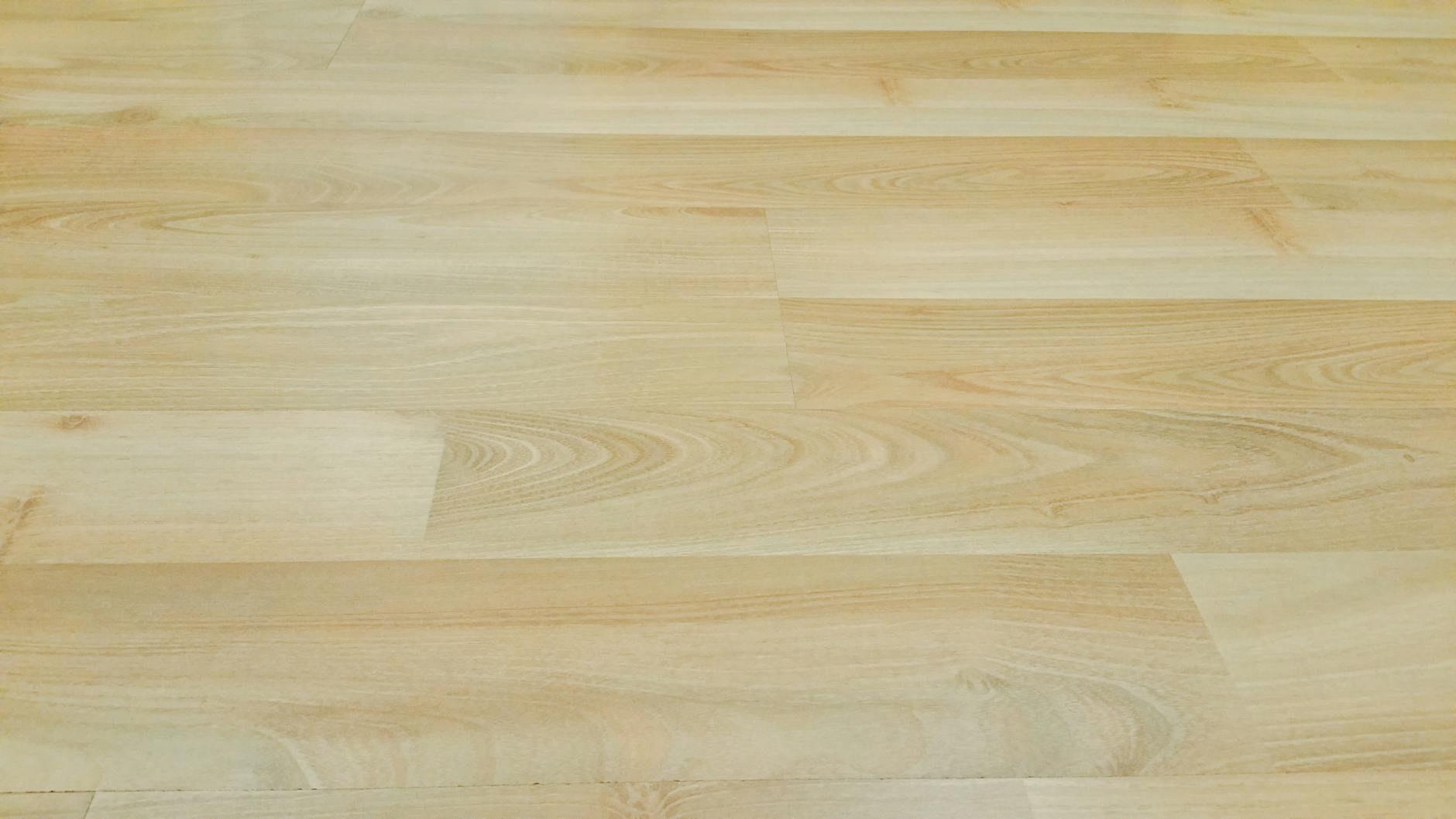 Jasna drewniana podłoga z widocznym rysunkiem słojów