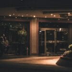 Nowoczesne wejście do hotelu z designerskim oświetleniem