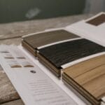 Naturalne wykończenia drewna: maty, oleje i bejce w trendach Próbki fornirów drewnianych rozłożone na rustykalnym stole