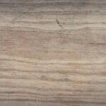 Zabytkowe spichlerze i młyny: drewniana inżynieria dawnej gospodarki Stara, spatynowana faktura drewnianych desek z widocznymi słojami