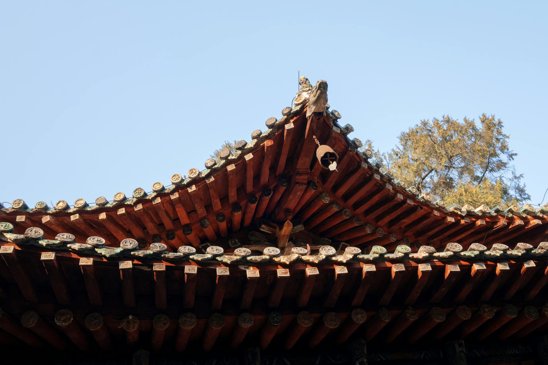 Tradycyjna drewniana świątynia azjatycka z widocznymi złączami bez gwoździ