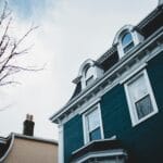 Konstrukcje szkieletowe wracają do łask: co się zmieniło w technologii Wiktoriański dom szkieletowy z bogato zdobioną fasadą na ulicy miejskiej