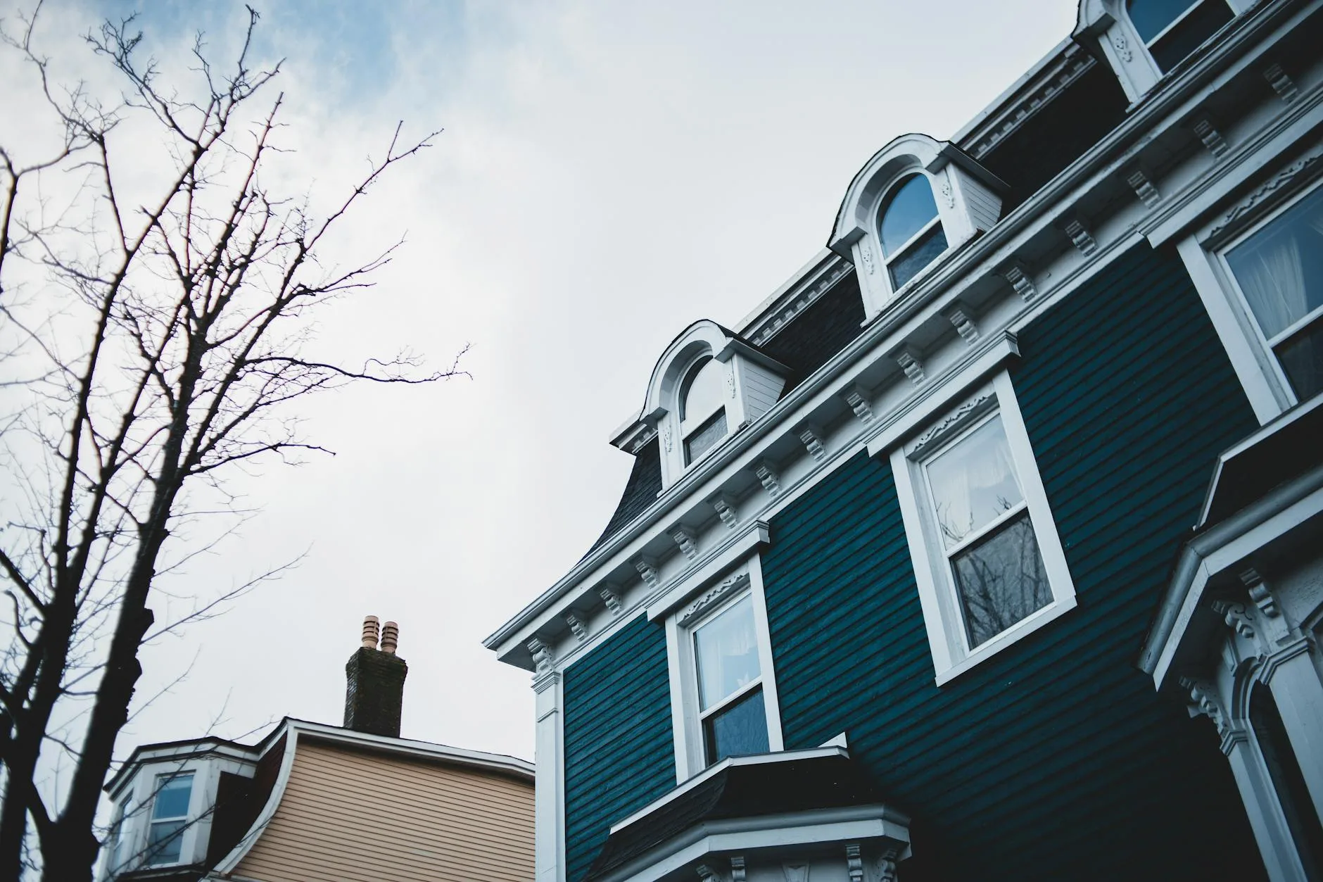 Wiktoriański dom szkieletowy z bogato zdobioną fasadą na ulicy miejskiej