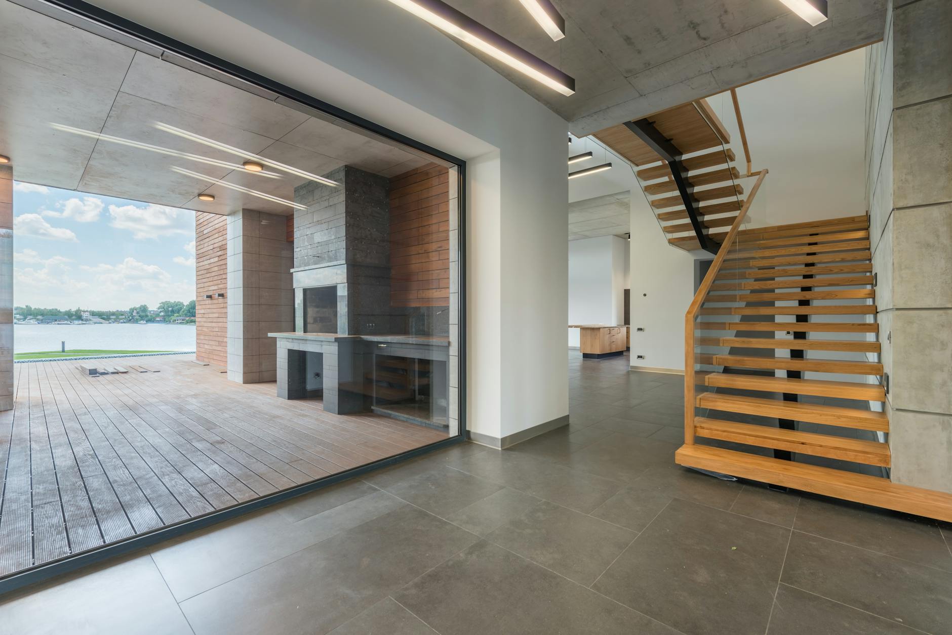 Wnętrze loftu z drewnianymi schodami i wyjściem na taras