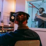 Okna drewniane a hałas: jak poprawić izolację akustyczną bez wymiany okna Wokalistka nagrywająca w studiu z realizatorem dźwięku w tle