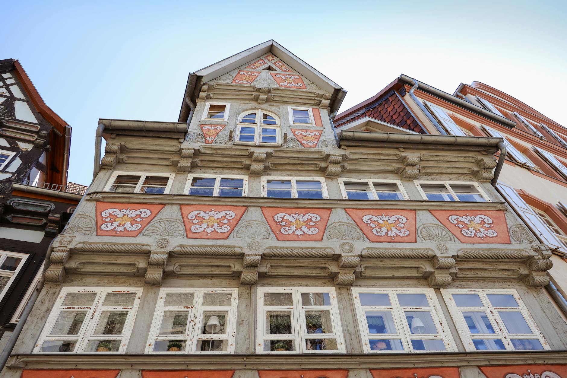 Zabytkowy, bogato zdobiony dom o konstrukcji szkieletowej w Quedlinburgu