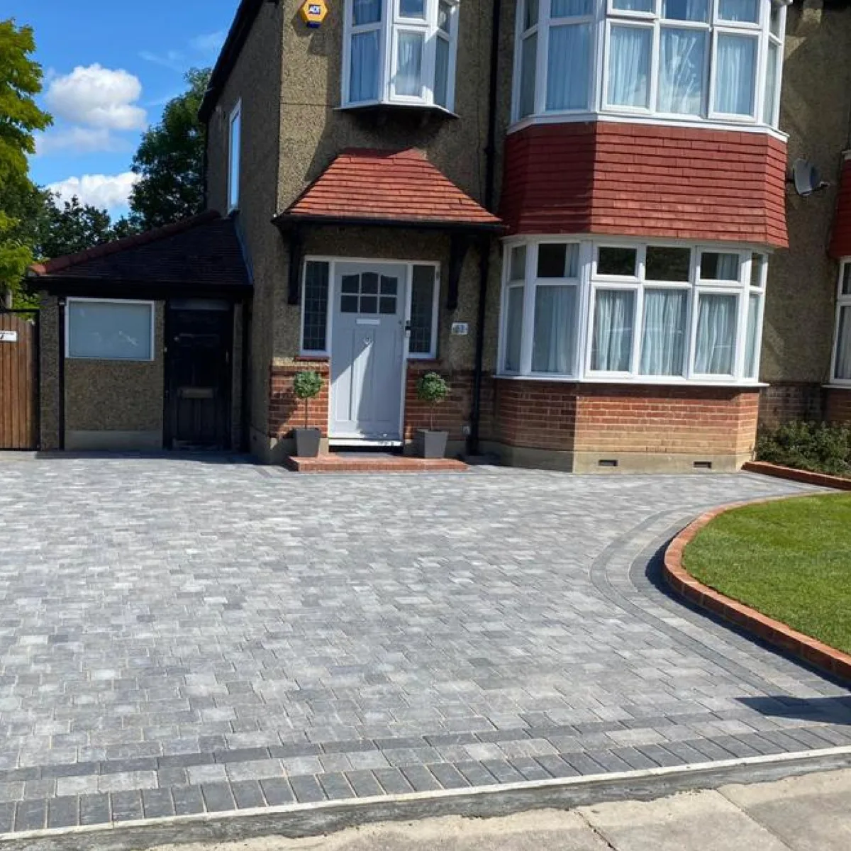 Taras z kamienia czy kostki brukowej? Jak dobrać trwałą nawierzchnię do warunków górskich i konstrukcji domu Taras z kamienia czy kostki brukowej? Jak dobrać trwałą nawierzchnię do warunków górskich i konstrukcji domu