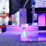 Zbliżenie na maszynę CNC do grawerowania laserowego w tartaku