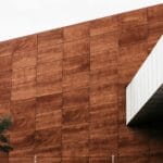 Jak łączyć drewno z betonem i stalą, żeby bryła nie była ciężka Nowoczesny budynek z drewnianą elewacją w Meksyku