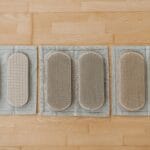 Jak odnowić deski elewacyjne, żeby kolor był równy na całej ścianie Trzy prostokątne deski do medytacji leżące na drewnianej podłodze