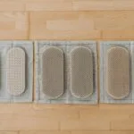 Jak odnowić deski elewacyjne, żeby kolor był równy na całej ścianie Trzy prostokątne deski do medytacji leżące na drewnianej podłodze