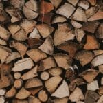Sztaplowanie drewna po cięciu: proste zasady, które ratują materiał Zbliżenie uporządkowanego stosu pociętego drewna opałowego