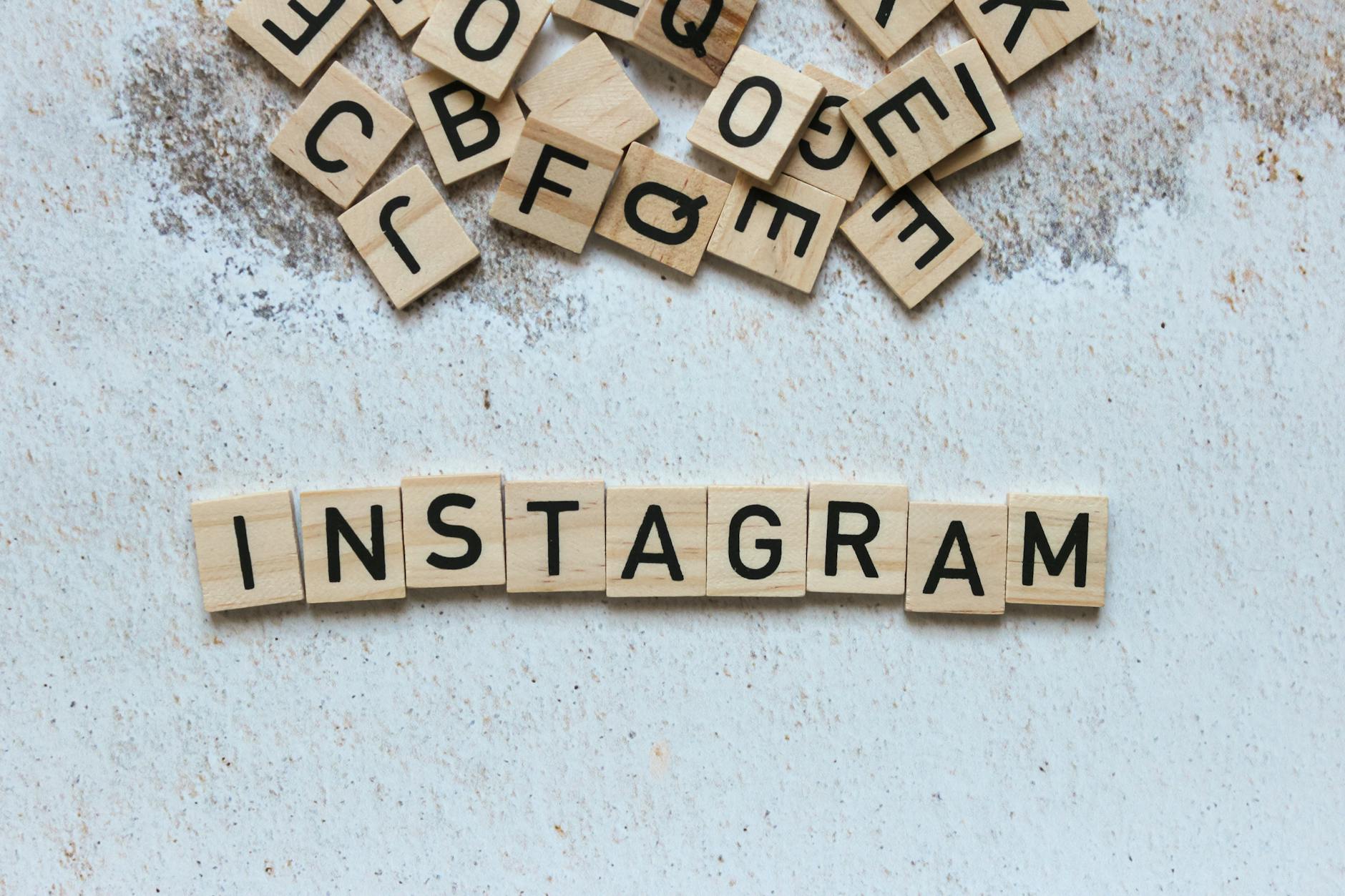 Drewniane klocki z napisem Instagram na chropowatej powierzchni