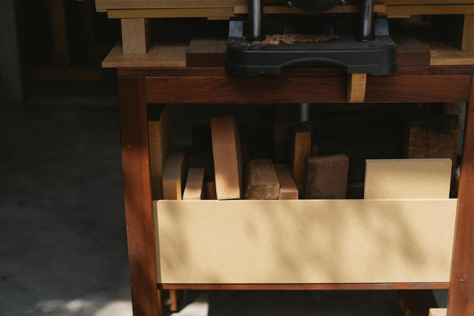 Jak uniknąć sinizny i pleśni: wybór drewna i magazynowanie po zakupie Elektryczne narzędzia stolarskie i wióry przy różnych kawałkach drewna