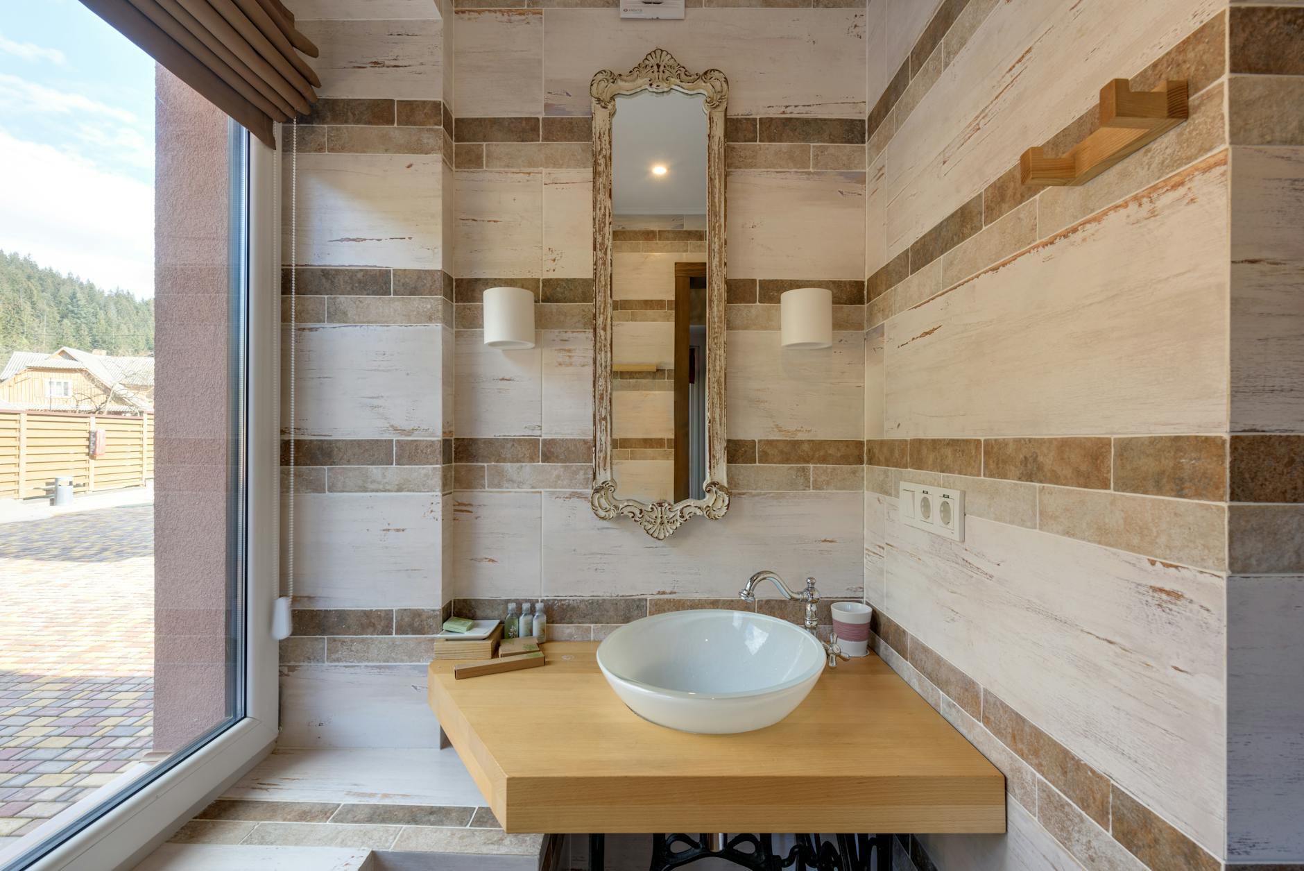 Nowoczesna łazienka z umywalką i dekoracyjnym lustrem nad blatem