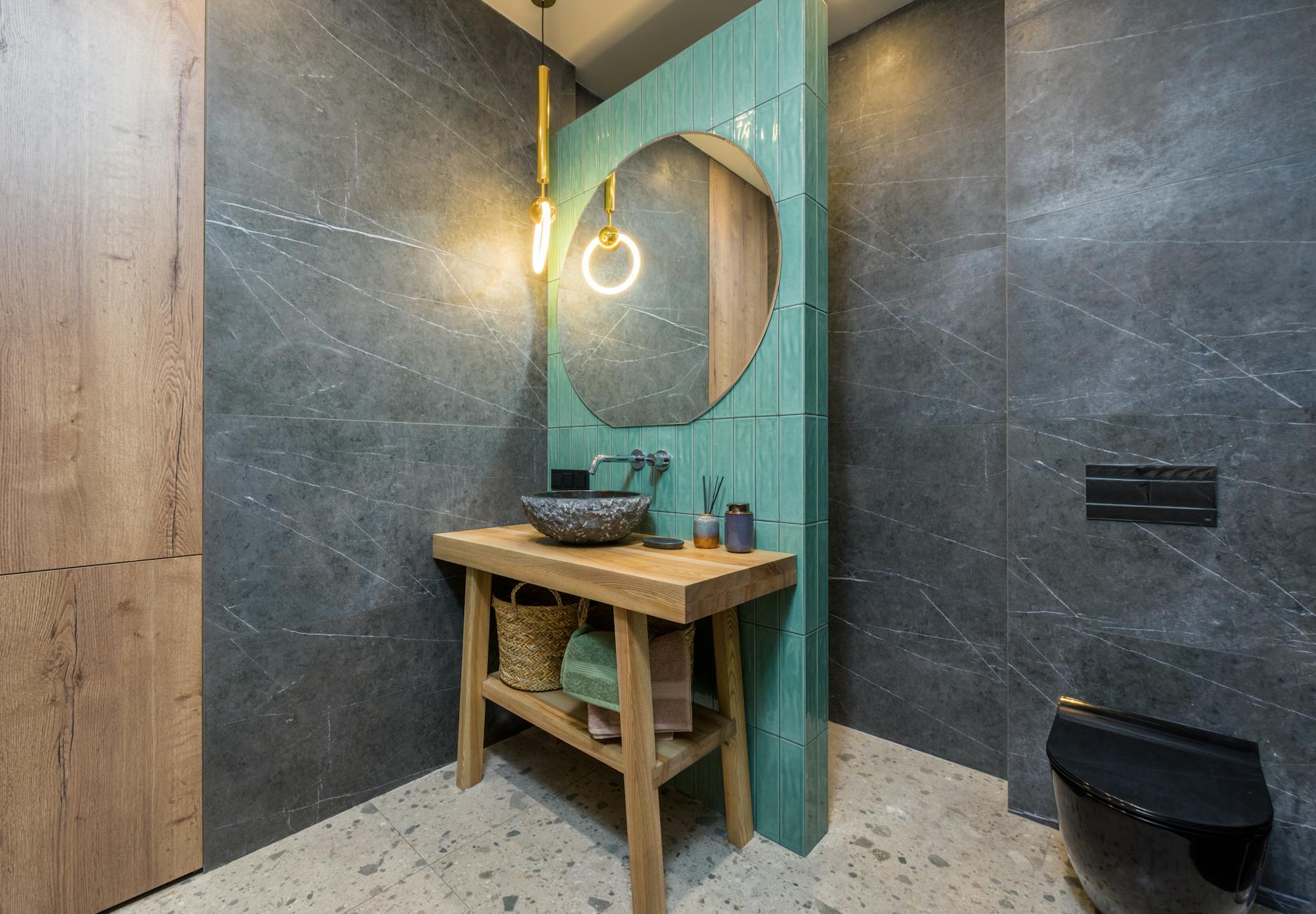 Stylowa łazienka z lustrem i drewnianymi elementami wykończenia