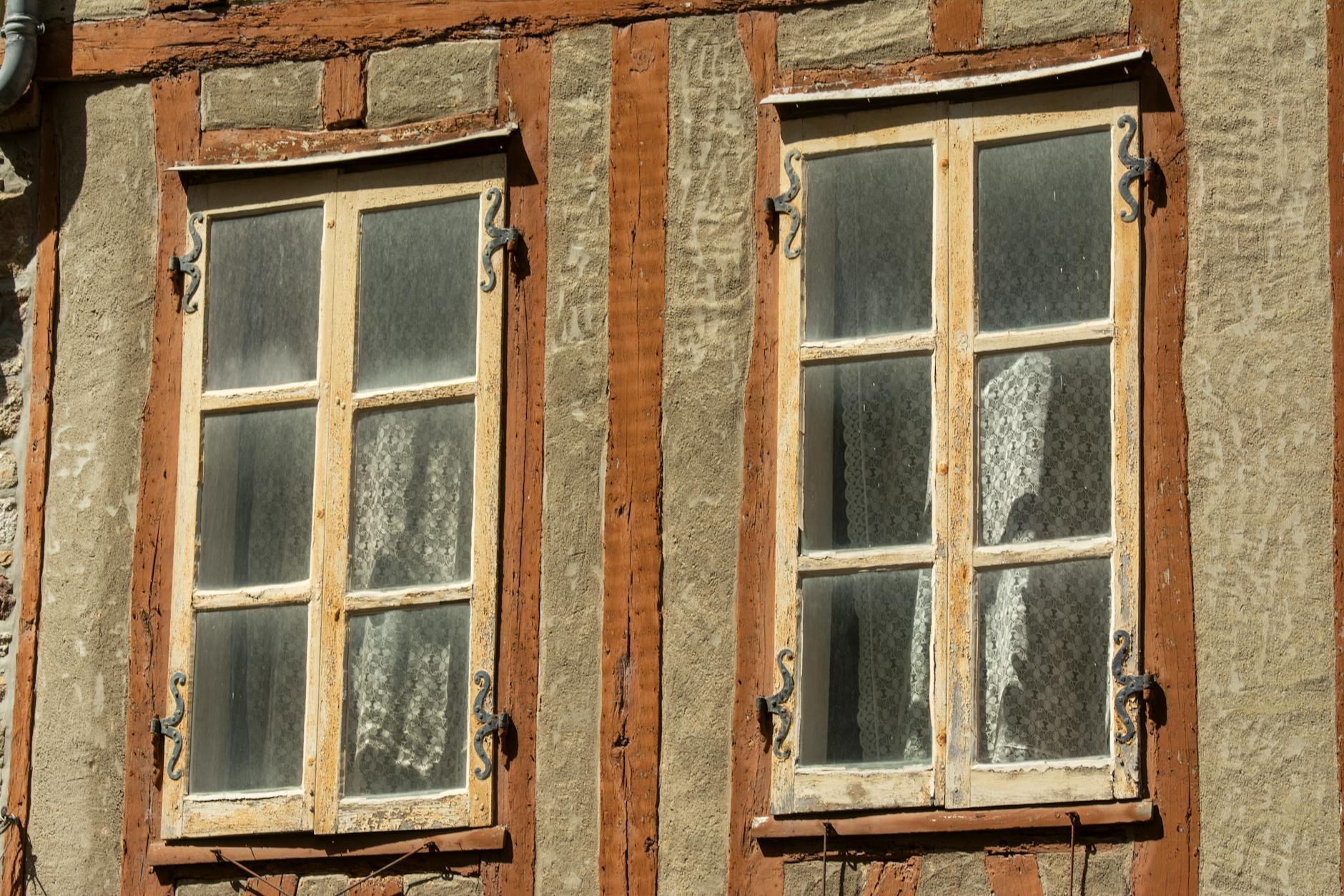 Zbliżenie drewnianych, rustykalnych okien na tradycyjnej elewacji