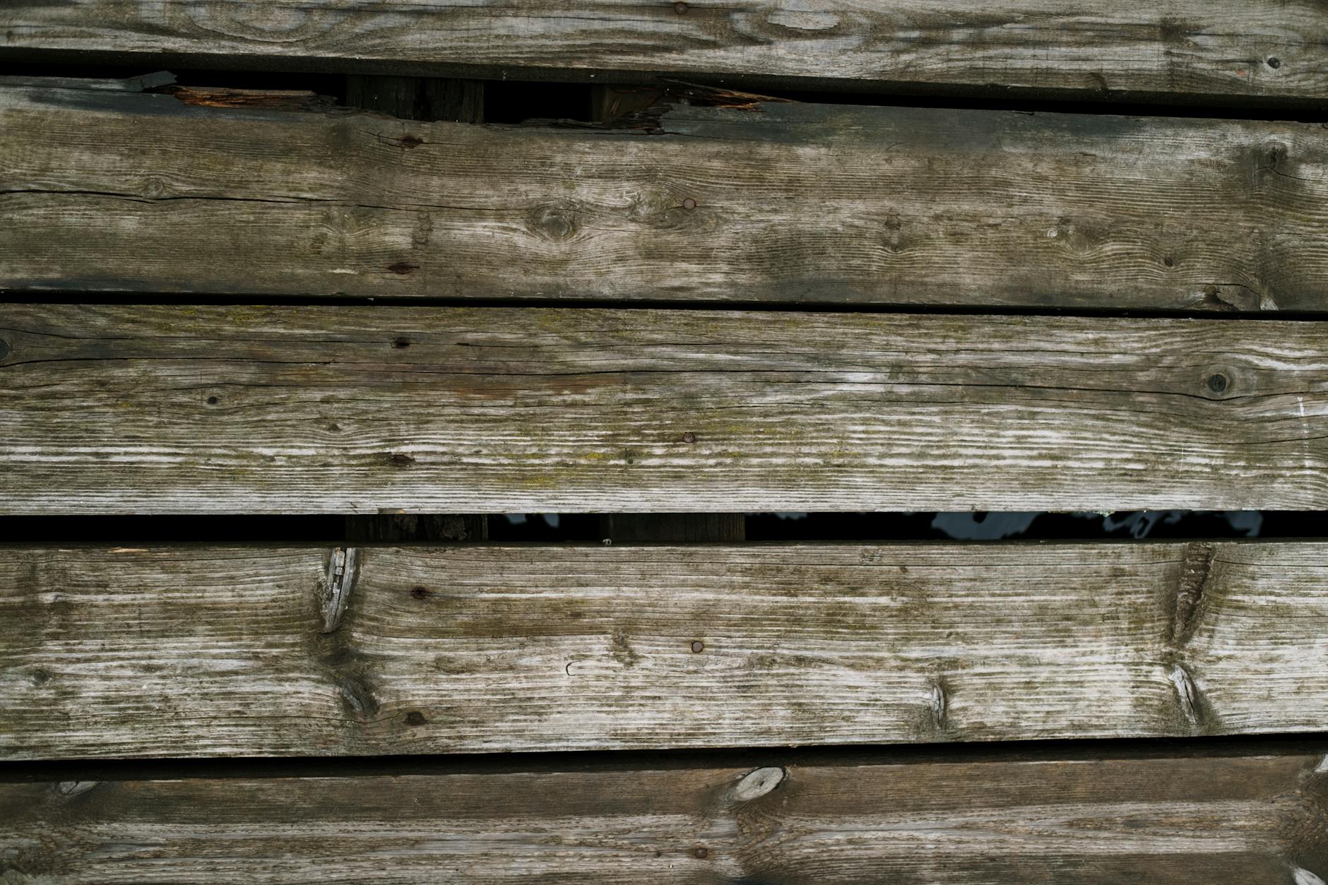 Zbliżenie na rustykalne deski drewniane o wyraźnej naturalnej strukturze