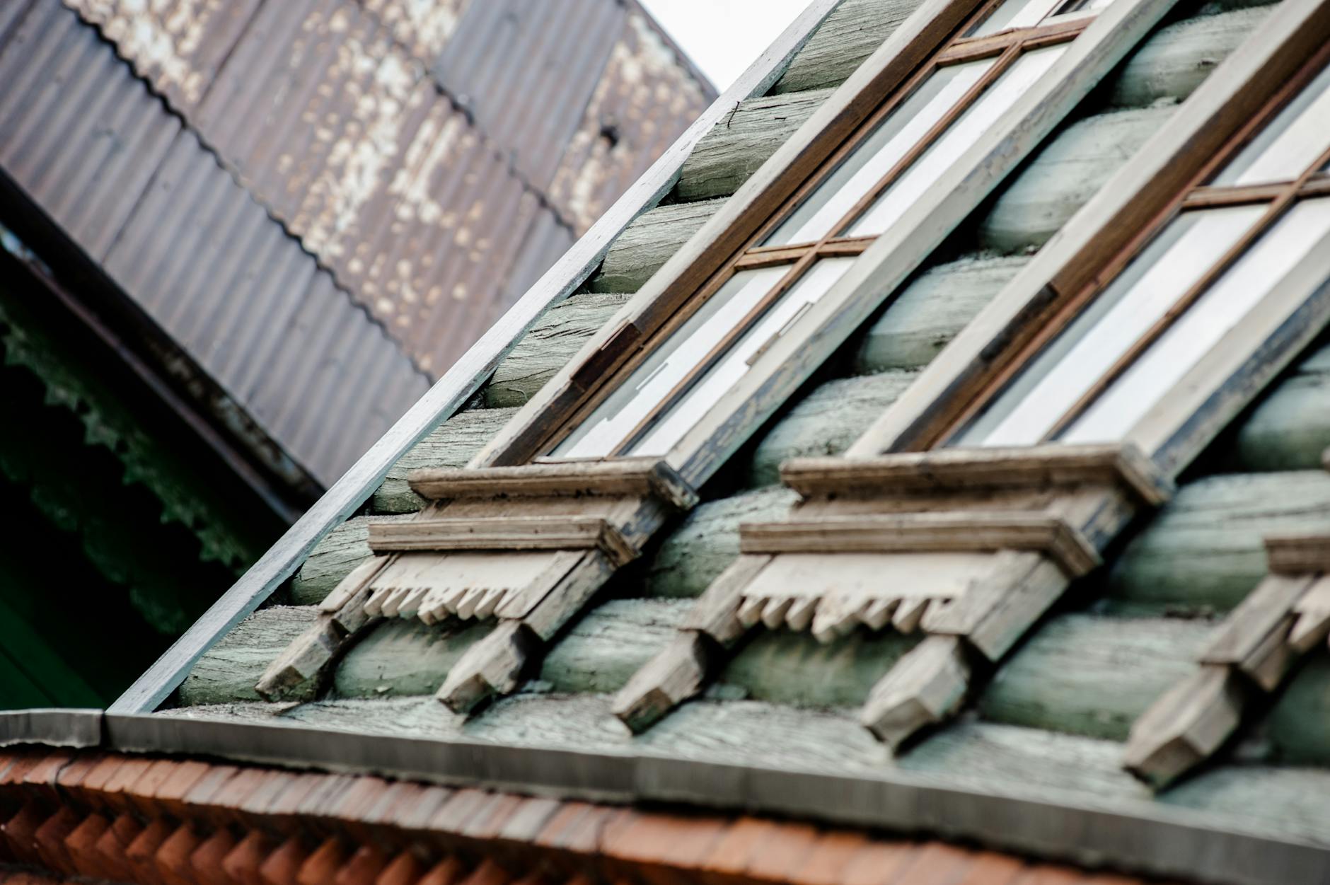 Tajemnice wieńcowania: jak układano bale w dawnych domach Zbliżenie okien i okiennic starego drewnianego domu wiejskiego