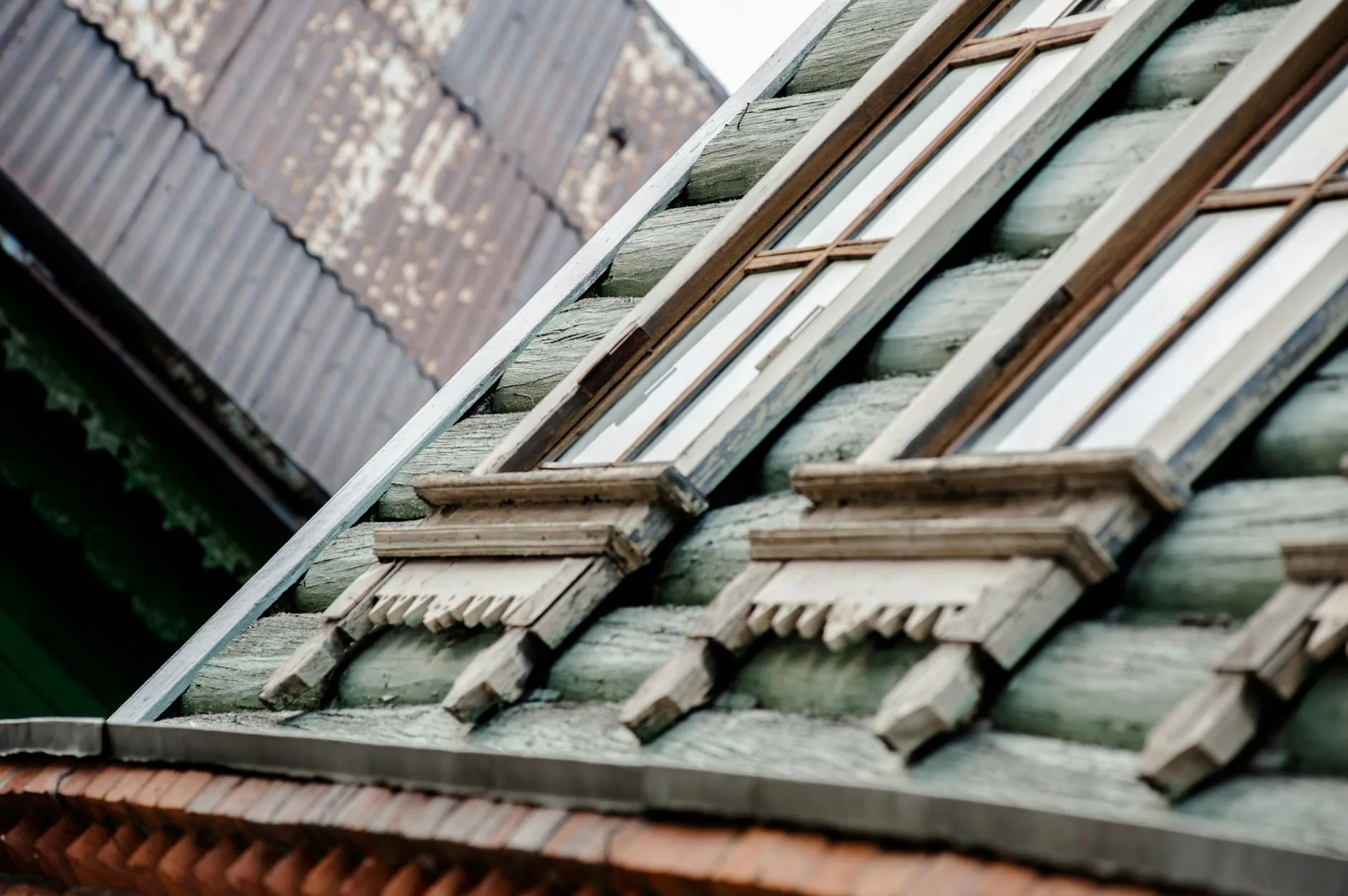 Tajemnice wieńcowania: jak układano bale w dawnych domach Zbliżenie okien i okiennic starego drewnianego domu wiejskiego