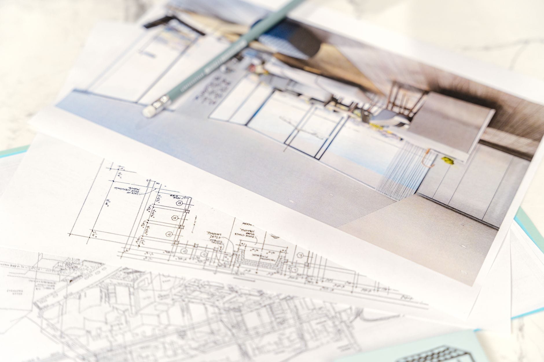 Zbliżenie na plany architektoniczne i projekt domu z ołówkiem na biurku
