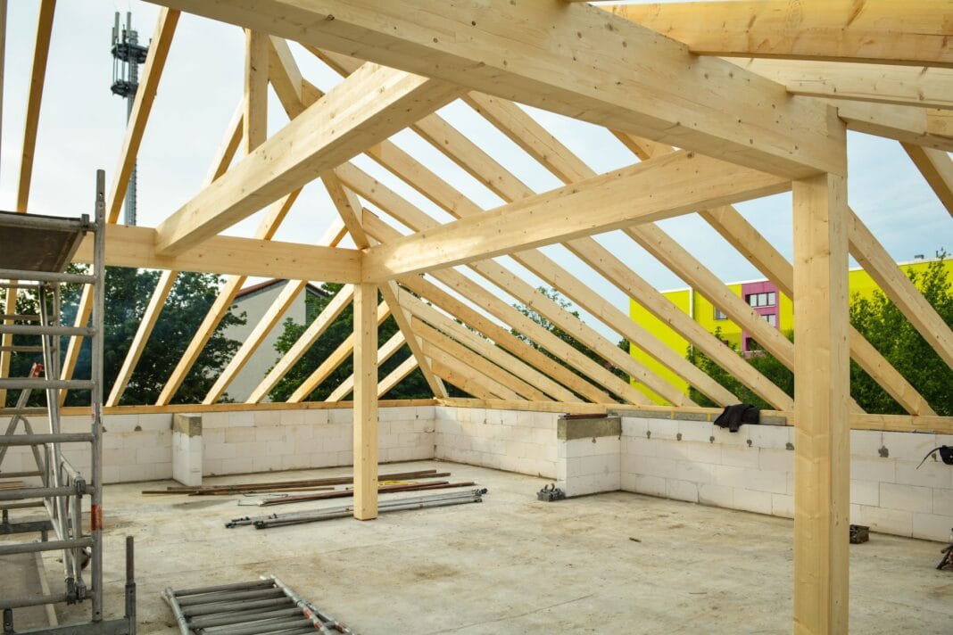 Drewno C24 czy KVH – różnice, parametry nośne i kiedy które wybrać do budowy Drewno C24 czy KVH – różnice, parametry nośne i kiedy które wybrać do budowy