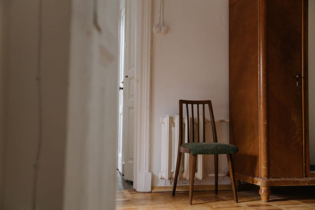 Dlaczego bejca nierówno chwyta na sośnie? Problem plamienia i jak użyć kondycjonera