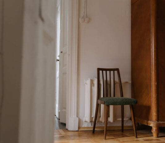 Dlaczego bejca nierówno chwyta na sośnie? Problem plamienia i jak użyć kondycjonera